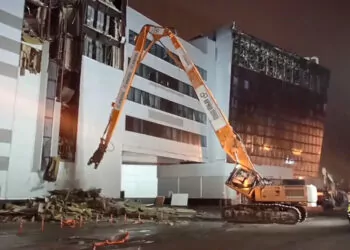 Crocus belediye binası'nda enkaz kaldırma çalışmaları sürüyor
