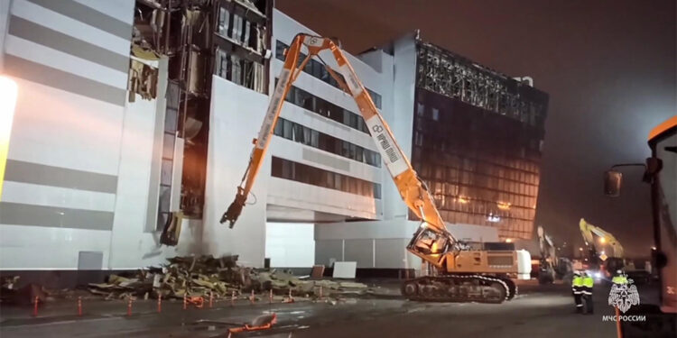 Crocus Belediye Binası'nda enkaz kaldırma çalışmaları sürüyor