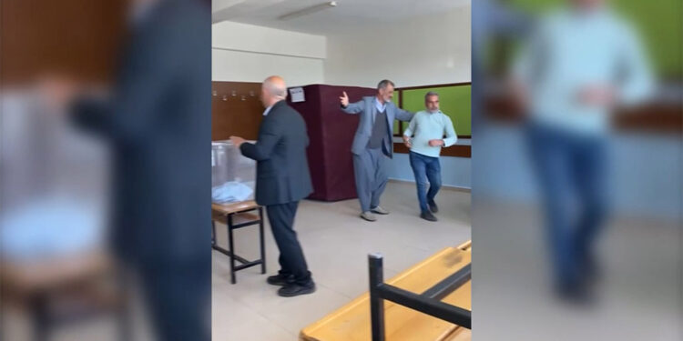 Toplu oy kullanmak isteyen kişiler ile sandık müşahitleri arasında arbede