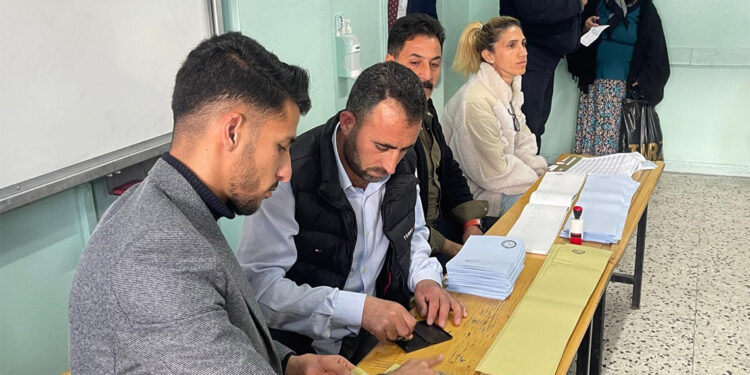 Şanlıurfa'da oy kullanma işlemleri başladı