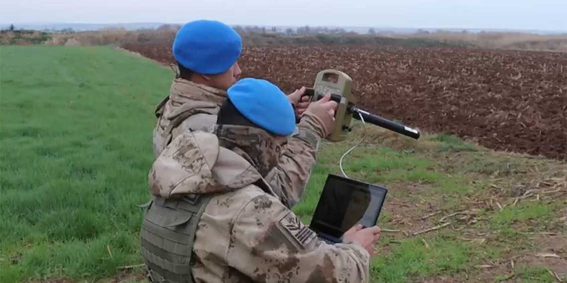 Şanlıurfa'da, 600 jandarma personelinin katılımıyla terör örgütü PKK’nın sözde şehir yapılanması mensupları olan ve kendilerine 'Ateşin Çocukları İnisiyatifi' adını veren şüphelilere yönelik eş zamanlı operasyon düzenlendi. Operasyon kapsamında aralarında 4 DEM Parti Belediye Meclisi üyesi adayının da bulunduğu 17 şüpheli gözaltına alındı.