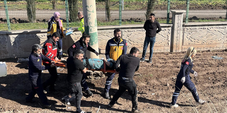 Diyarbakır'da minibüsün şarampole devrildiği kazada 9 kişi yaralandı