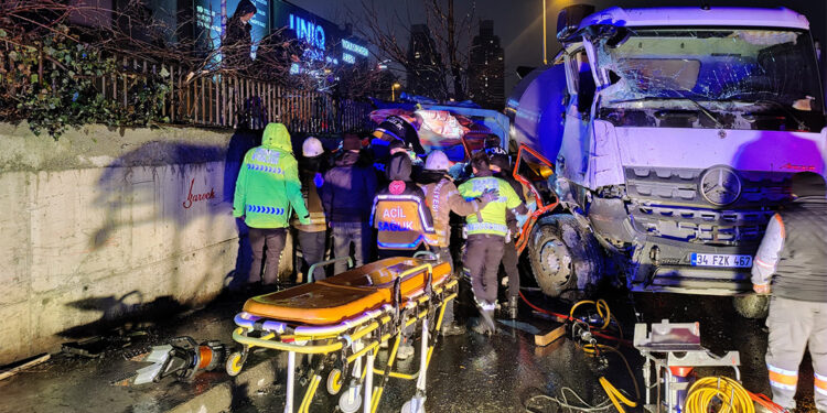 Beton mikseri karşı yöne geçerek kamyonete çarptı