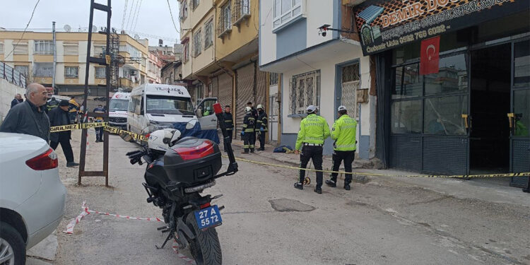 Servis minibüsünün altında kalarak can verdi