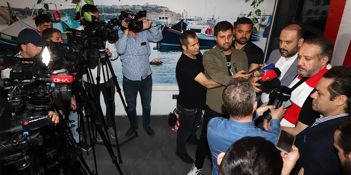 Antalyaspor başkanı sinan boztepe, "çok talihsiz açıklamalar oldu, çok talihsiz durumlar yaşandı ama düdüğünü asması gereken çok ciddi sayıda hakem var. Bence assınlar. Bu işi yapacak düzgün insanlar gelsin" dedi.
