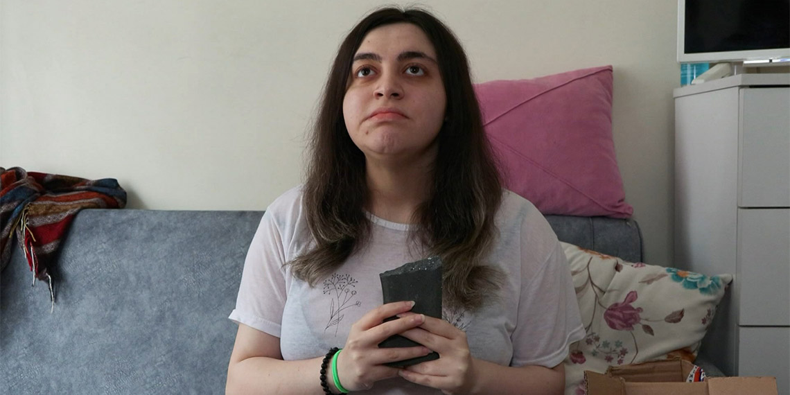 Gaziosmanpaşa’da bedensel engelli Sibel Zengin, internet sitesi üzerinden 20 bin lira değerinde tablet sipariş etti. Zengin, kargo paketini açtığında ise hayatının şokunu yaşadı. Pakette tablet yerine taş çıktı.