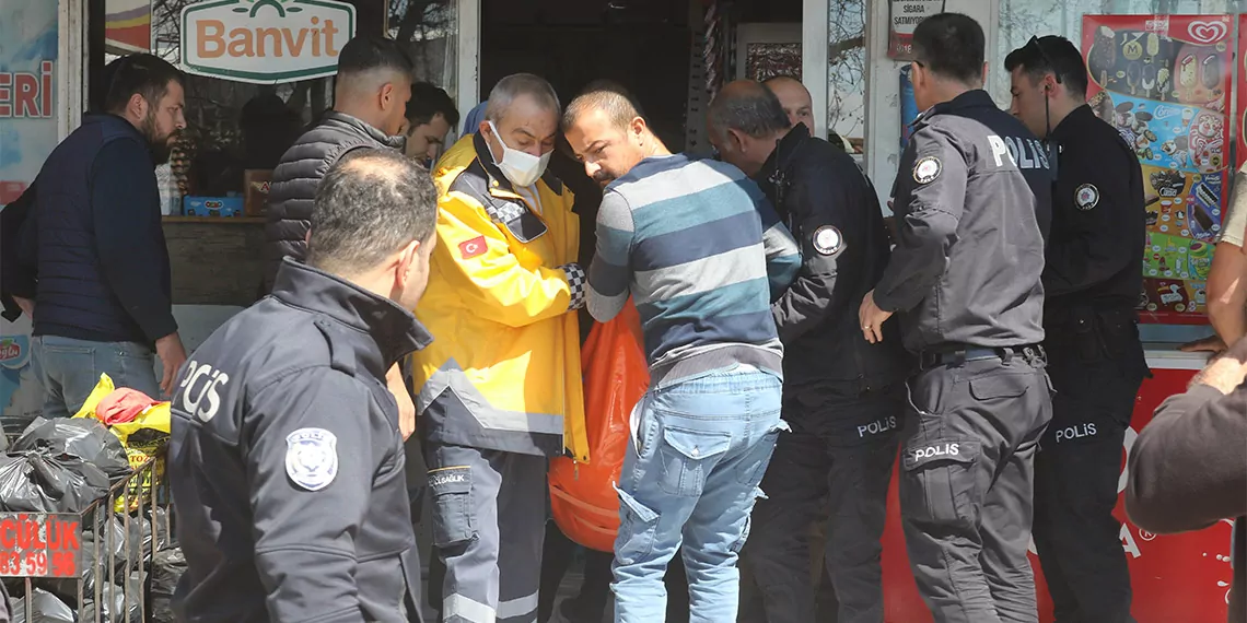 Antalya'da, siyasi parti broşürü bırakmak isteyenler ile iş yeri sahibi arasında çıkan kavgada ateşlenen tabancadan çıkan mermi, kardeşler haktan faik çoban (21) ve burak devran çoban’a (27) isabet etti. Hastaneye kaldırılan yaralılardan haktan faik çoban yaşamını yitirdi.