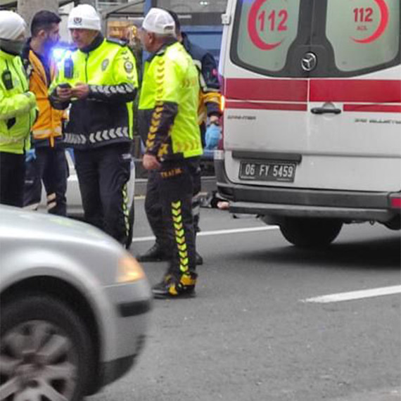 Sosyal medyadan 'Beni evlatlarımdan başkası affetmesin' diye yazan yerel sanatçı, yarım saat sonra otobüsün altında can verdi.