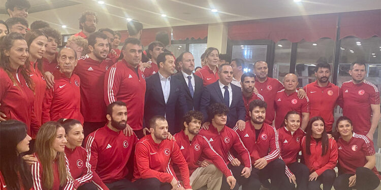 Spor Hizmetleri Genel Müdürü Veli Ozan Çakır güreşçileri ziyaret etti