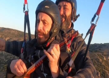 Sabri Özdemir, havada cura çalıp türkü söyledi