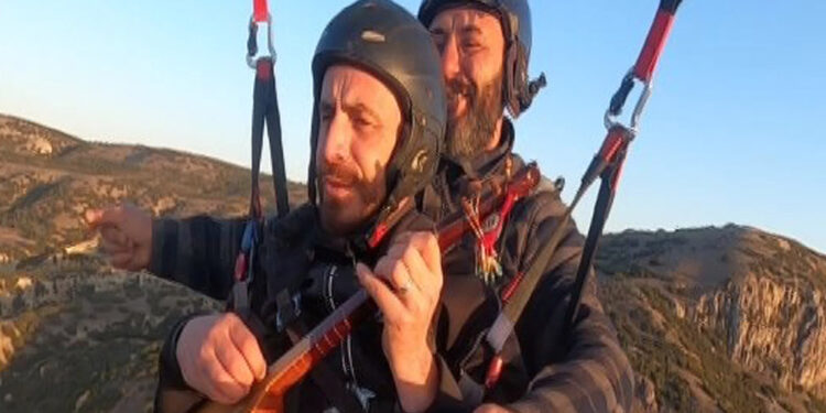 Sabri Özdemir, havada cura çalıp türkü söyledi