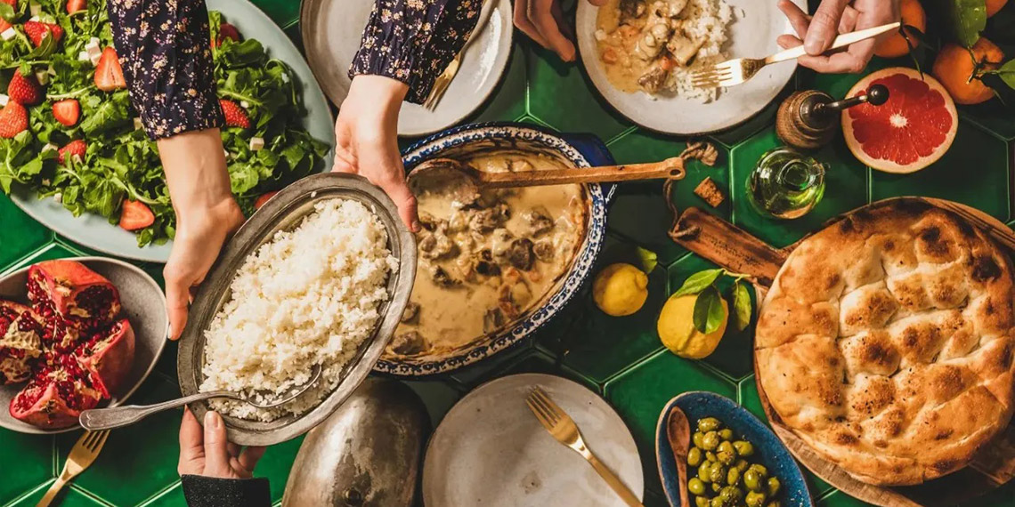İftar ve sahurda yapılan yanlış gıda tercihlerinin mide ve bağırsak şikâyetlerine neden olabileceğini belirten Diyetisyen Beyza Korkmaz Gürcan, “Sahurdan hemen sonra yatmayın. Çünkü sindirimin en yavaş olduğu saatlerde vücut çok zorlanır, reflü ve gastrit ciddi oranda tetiklenir” dedi.