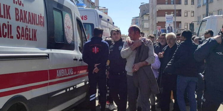 Sandalye ile muhtarı başından yaraladı