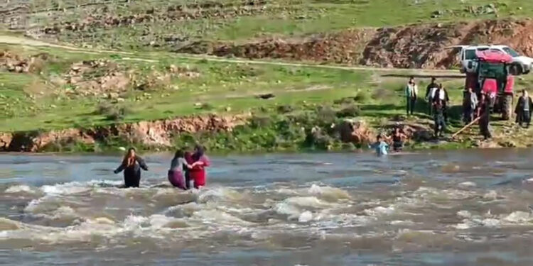 Şanlıurfa'da sel sularına kapılan 3 kadın kurtarıldı, 1 çocuk kayıp