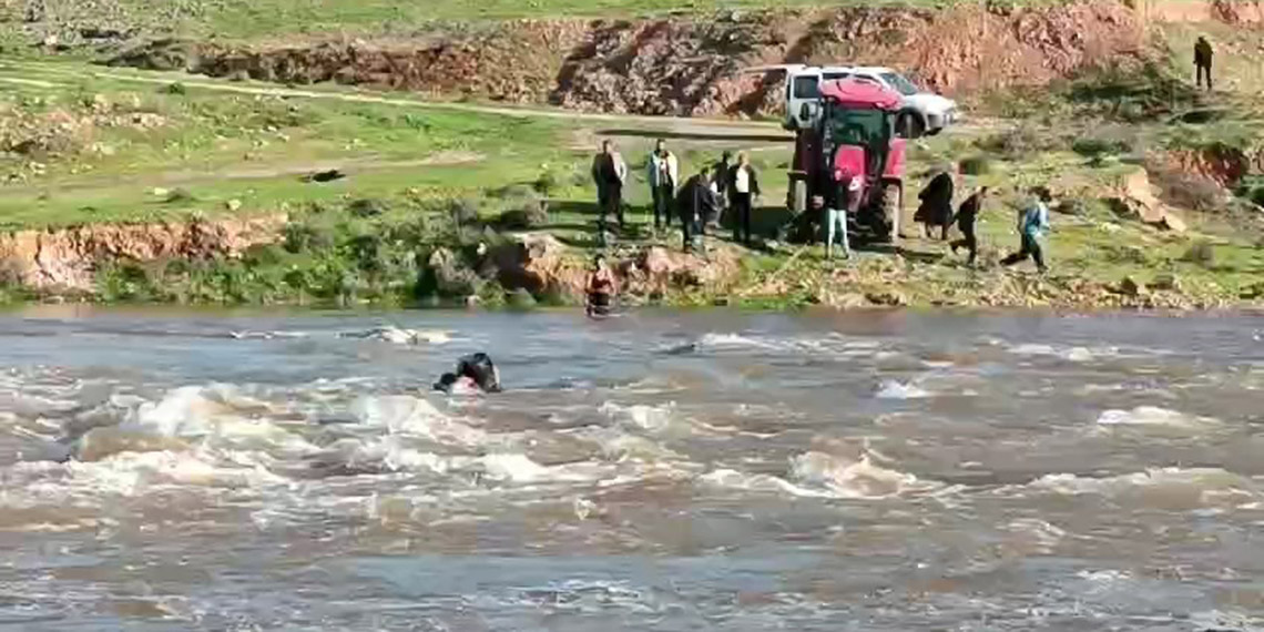 Şanlıurfa'da sel sularına kapılan 3 kadın kurtarıldı, 1 çocuk kayıp