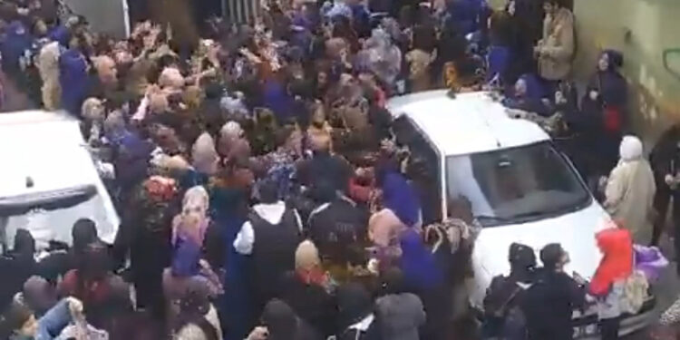 Şanlıurfa'da tişört dağıtımı izdihama dönüştü