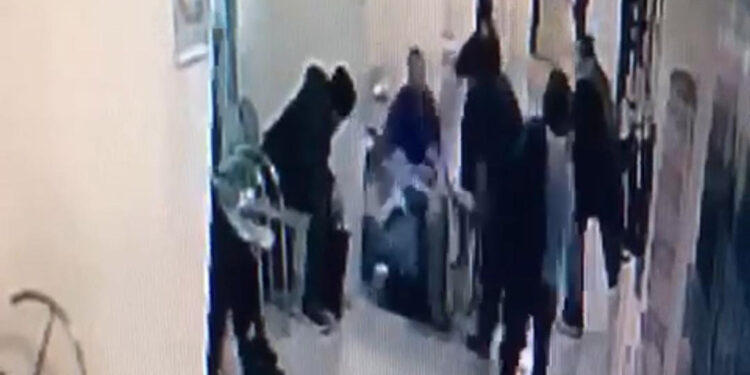 Sedyeden düşüp ölen hastanın eşi: Sedyeyi attılar