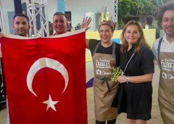 Şef ebru baybara demir, , şili'de türk bayrağını dalgalandırdı