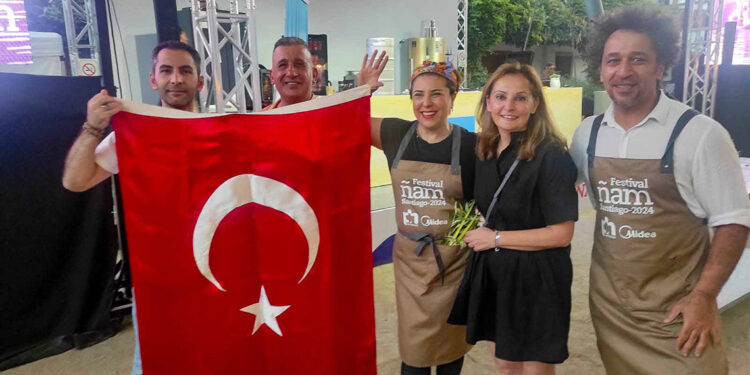 Şef Ebru Baybara Demir, , Şili'de Türk bayrağını dalgalandırdı