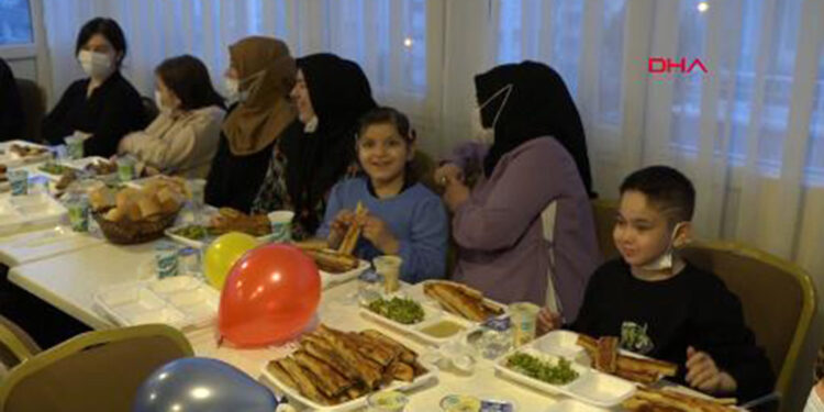 Şiir okuyan lösemili gençler, hem ağladı hem ağlattı