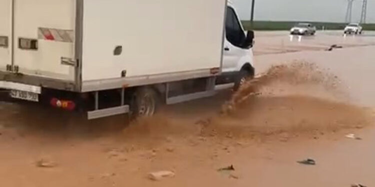 Siirt-Batman kara yolunu su bastı