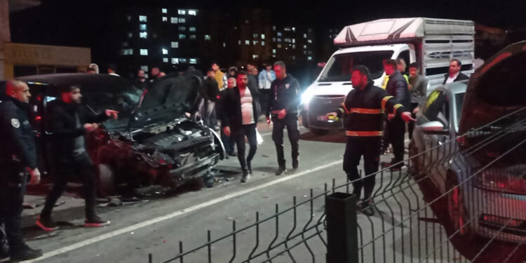 Siirt'te 6 araç zincirleme kazaya karıştı