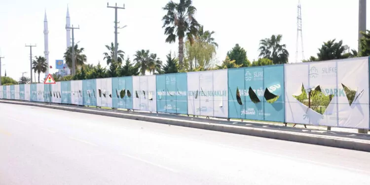 Silifke'de mhp adayının afişleri kesildi