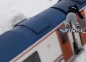 Snowboardla trenin üzerinden atladı