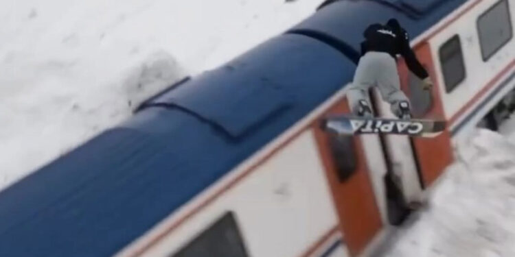 Snowboardla trenin üzerinden atladı