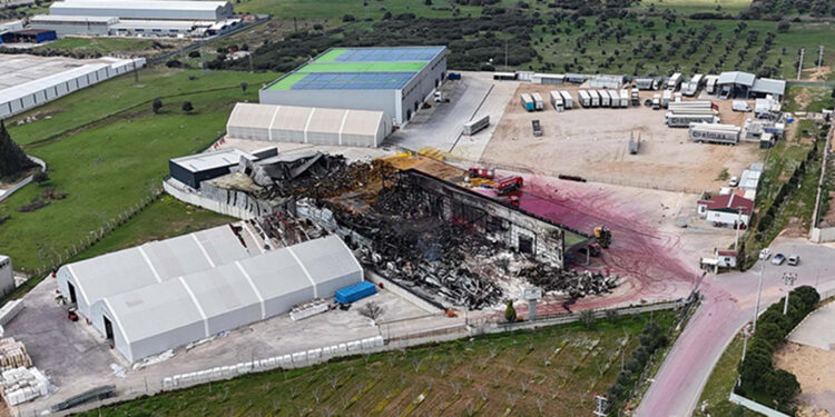 Soğuk hava deposundaki yangının hasarı havadan görüntülendi