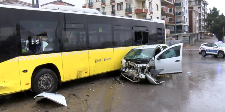 Sultanbeyli'de İETT otobüsü ile otomobil çarpıştı: 6 yaralı