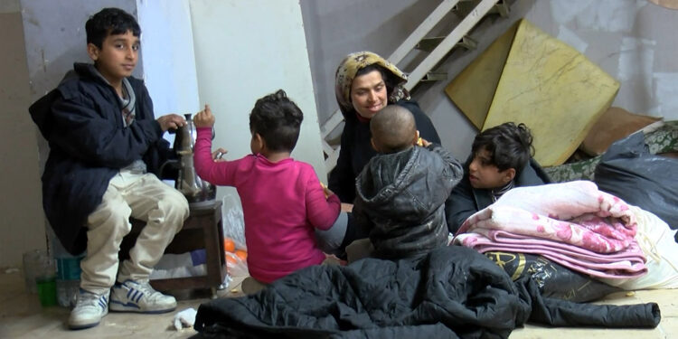 Sultangazi'de hamile kadın 5 çocuğuyla sokakta kaldı