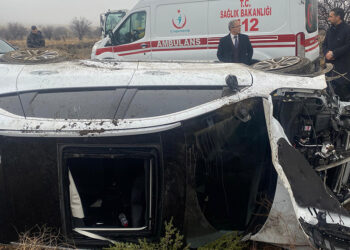 Niğde'de devrilen otomobildeki 3 öğretmen yaralandı