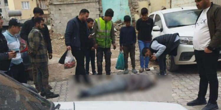 Sokakta tartıştığı babasını bıçaklayarak öldürdü