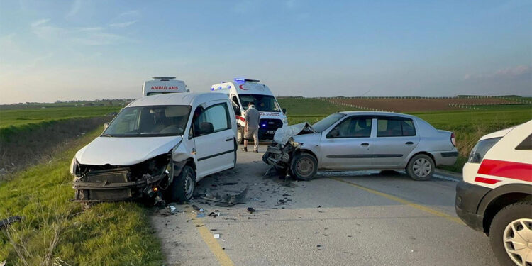 Marmara Ereğlisi'nde otomobil ile hafif ticari araç çarpıştı; 7 yaralı