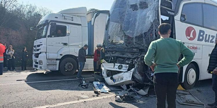 TEM'de zincirleme kaza; Ankara yönü ulaşıma kapandı