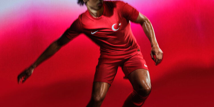 TFF, Türkiye Milli Takımları'nın yeni formasını tanıttı