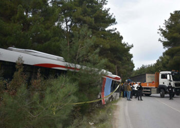 TIR belediye otobüsüne çarptı; 1 ölü, 3 yaralı
