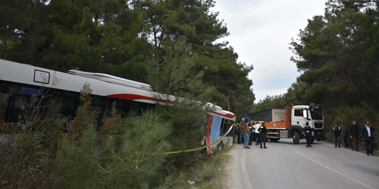 TIR belediye otobüsüne çarptı; 1 ölü, 3 yaralı
