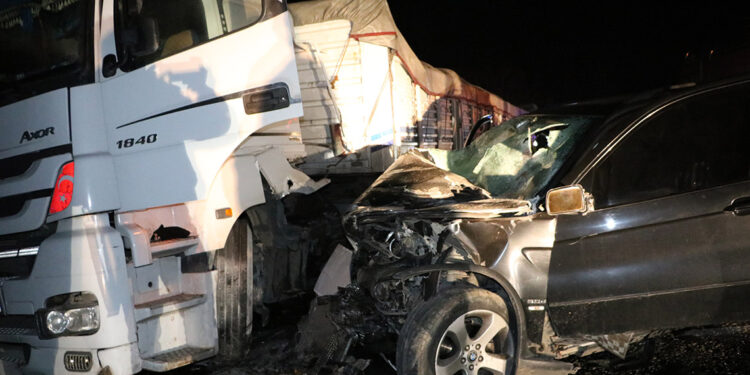 TIR ile cip çarpıştı; 2'si polis, 4 yaralı