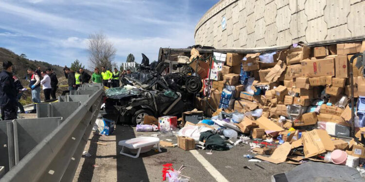 TIR otomobilin üzerine devrildi: 4 ölü, 3 yaralı