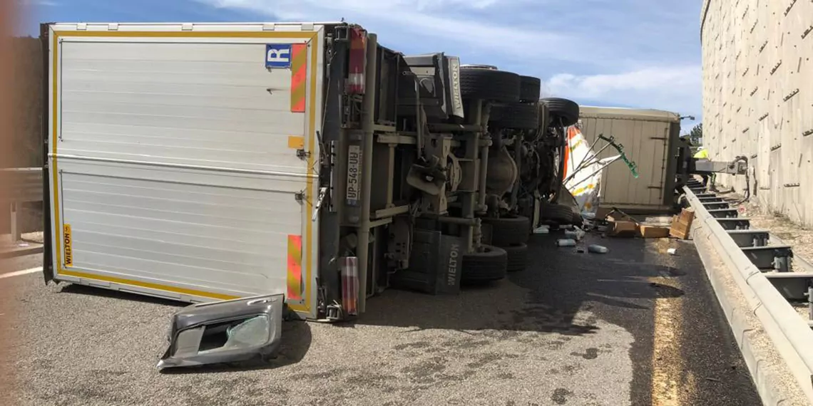 Tir otomobilin üzerine devrildi: 4 ölü, 3 yaralı