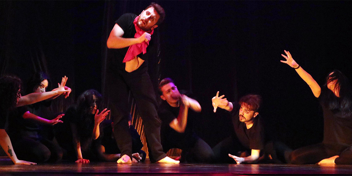 Erzurum, Atatürk Üniversitesi Güzel Sanatlar Fakültesi Sahne Sanatları Bölümü öğretim üyesi ve öğrencileri, Vaveyla oyunuyla Gazze'deki yaşanan katliamın durmasını istedi.