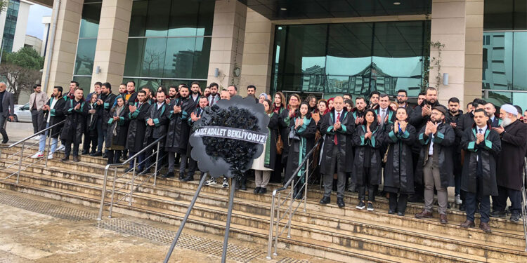 Olaylı maçtaki tutuklamalara 'siyah çelenk'li tepki