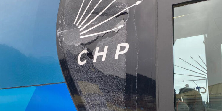 Trabzon'da bir kişi CHP'nin miting otobüsüne taş attı