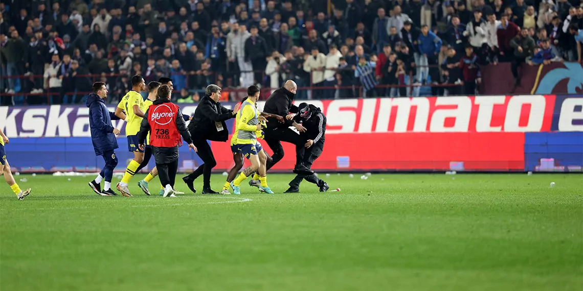 Süper lig’in 30’uncu haftasında trabzonspor-fenerbahçe maçında çıkan olaylar avrupa basınında geniş yankı uyandırdı.