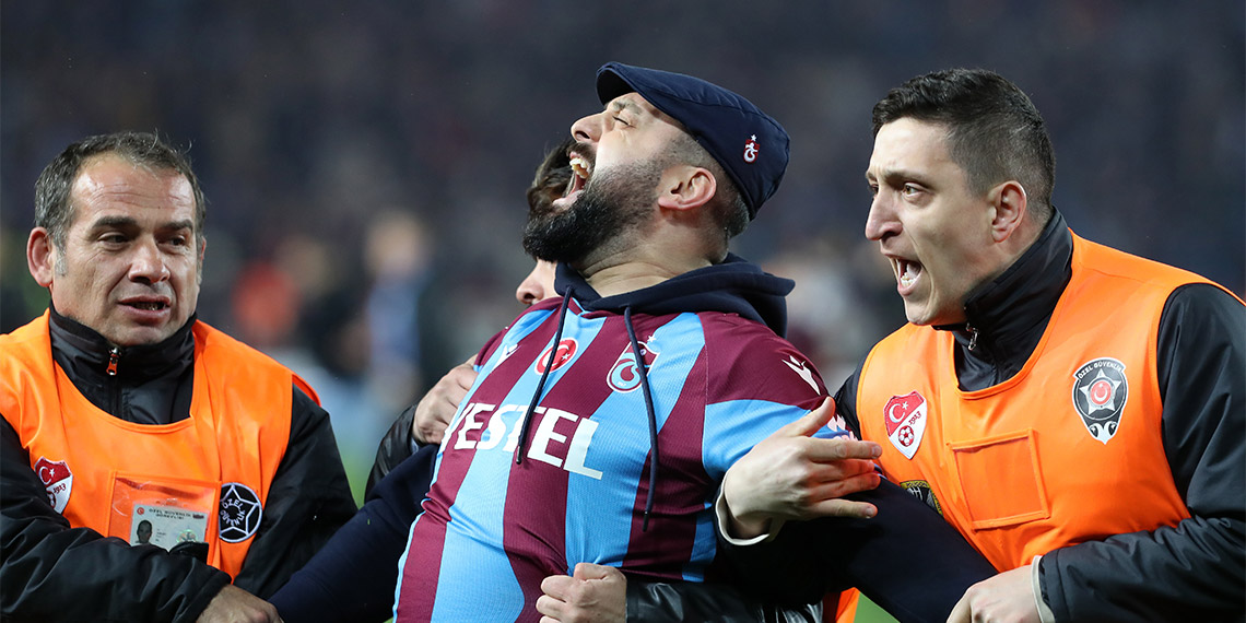 Fenerbahçe forması giyen Alexander Djiku, "Her oyuncu her statta kutlama yapar, bu böyledir. Ancak, bir taraftar kendini kaybetti ve bu başka taraftarların da gelmesine sebep oldu. Sonra maalesef görüntülerdeki olaylar yaşandı" dedi.