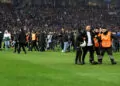 Fenerbahçeli futbolcular sahaya giren taraftarlar nedeniyle hayati tehlike yaşadı