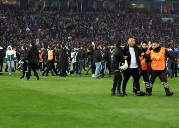 Fenerbahçeli futbolcular sahaya giren taraftarlar nedeniyle hayati tehlike yaşadı