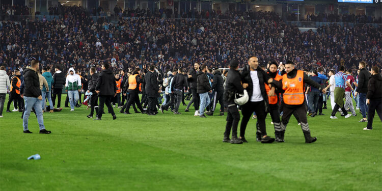 Fenerbahçeli futbolcular sahaya giren taraftarlar nedeniyle hayati tehlike yaşadı